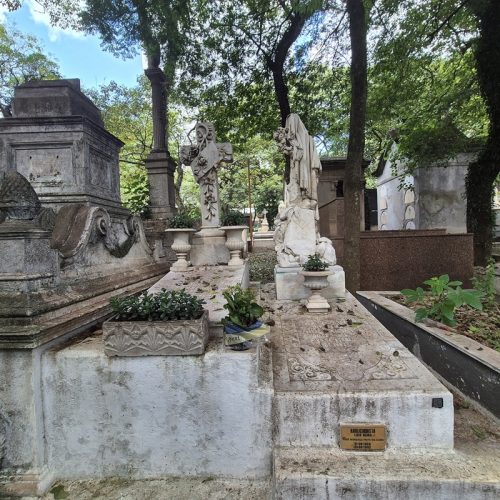 Cemitérios de SP preservam histórias de personalidades negras