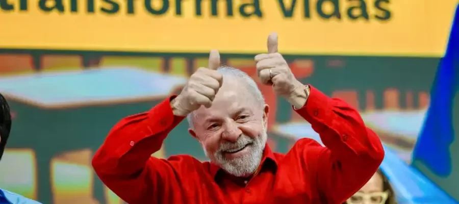 Carteira Nacional Docente, instituída por Lula, assegura descontos para professores em cinemas, shows, teatros e até hotéis, além de zerar anuidade de cartões de crédito da Caixa e do BB