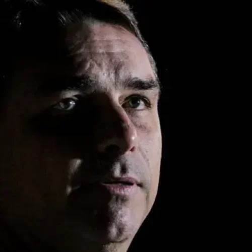 João Filho: “Cinema absoluto: a farsa de Flávio Bolsonaro e seu ‘irmão’ do Banco Master” (ou “Mentiras deixam Flávio Bolsonaro nu em praça pública”)