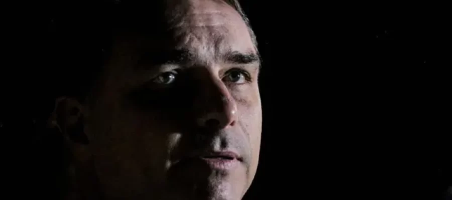 João Filho: “Cinema absoluto: a farsa de Flávio Bolsonaro e seu ‘irmão’ do Banco Master” (ou “Mentiras deixam Flávio Bolsonaro nu em praça pública”)