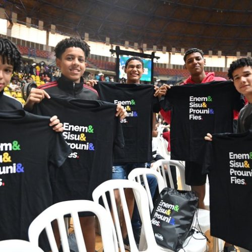 Desempenho de alunos cotistas em cursos de graduação supera o da média