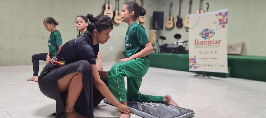Pessoas com deficiências visuais podem participar de oficinas de formação artística no Instituto de Cegos do Ceará