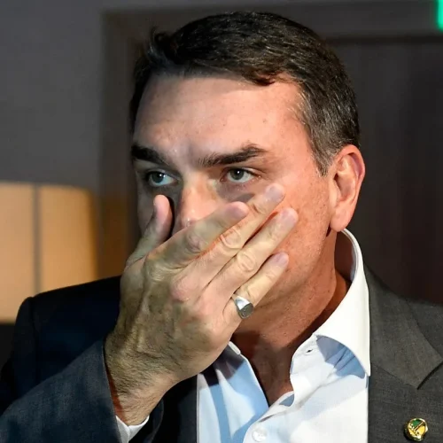 A Coluna do Roberto Maciel (sábado, 25.7): Por que Flávio Bolsonaro mente tanto?