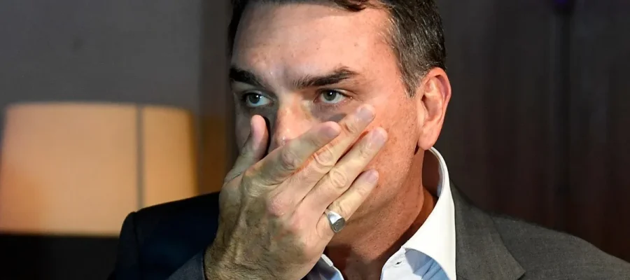 A Coluna do Roberto Maciel (sábado, 25.7): Por que Flávio Bolsonaro mente tanto?