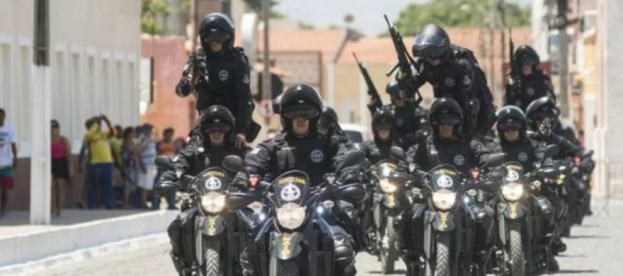 A Coluna do Roberto Maciel (terça, 3.6): “Há armas e armas: PM do Ceará dispõe de ambas as versões”