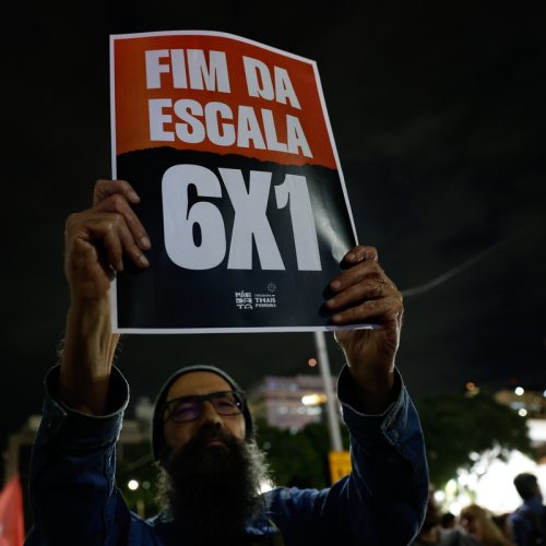 Rio de Janeiro (RJ), 10/07/2025 – Trabalhadores e movimentos sociais fazem manifestação pelo fim da escala de trabalho 6 x 1 e pela taxação dos super-ricos, na Praça XV. Foto: Fernando Frazão/Agência Brasil