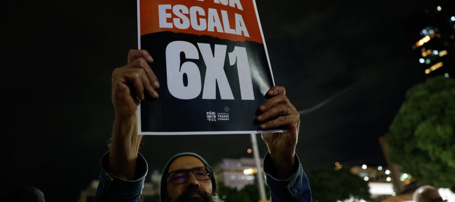 Rio de Janeiro (RJ), 10/07/2025 – Trabalhadores e movimentos sociais fazem manifestação pelo fim da escala de trabalho 6 x 1 e pela taxação dos super-ricos, na Praça XV. Foto: Fernando Frazão/Agência Brasil