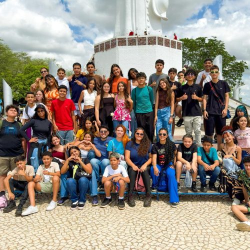 Prefeitura de Fortaleza inicia projeto Aprender Viajando em 2026 com grupo de estudantes de escola municipal conhecendo o Cariri