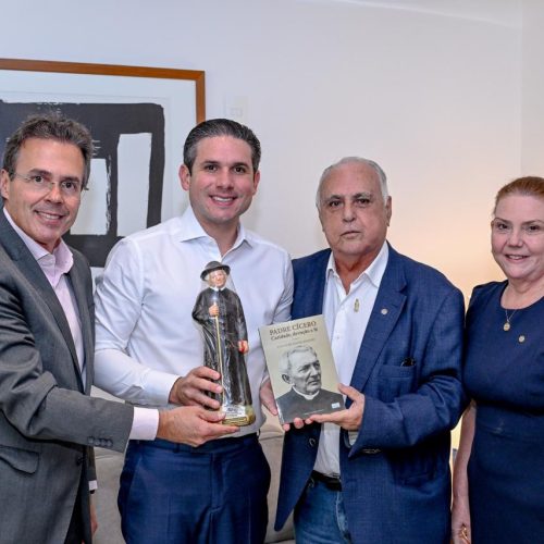 Prefeito de Maracanaú, Roberto Pessoa, tem audiência com presidente da Câmara federal, Hugo Motta