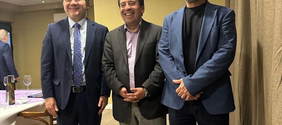 Neuri Freitas, diretor-presidente Cagece; governador do Atacama, Miguel Vargas; Luciano Arruda, diretor de parcerias da Cagece