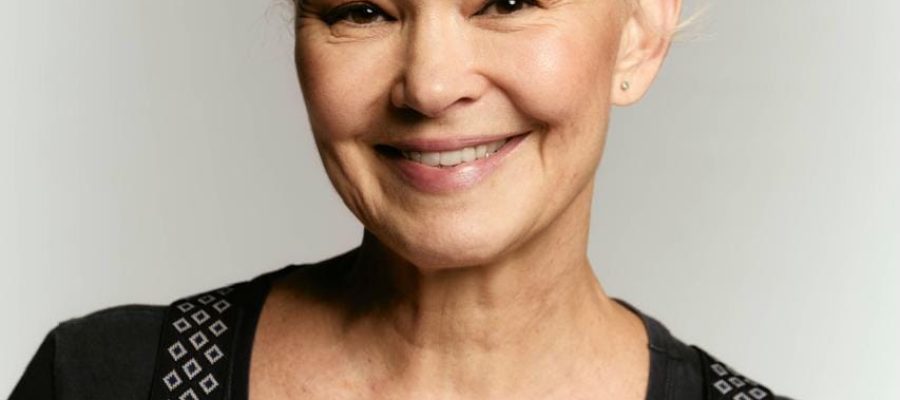 Júlia Lemmertz estreia em Fortaleza espetáculo com leitura dramatizada de contos e poemas de Cora Coralina