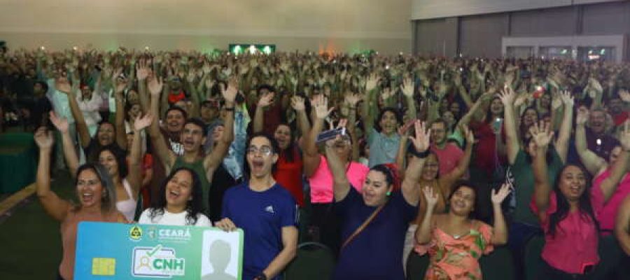 Ceará: Governo do Estado entrega 5 mil cartões da CNH Popular a candidatos de Fortaleza
