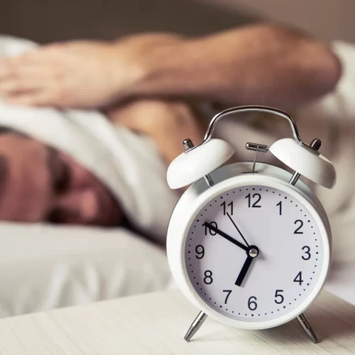 “Jet lag social”: conheça os efeitos devastadores causados por dormir tarde (e mal) e acordar cedo