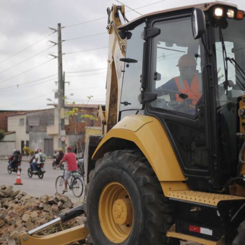 Obras do VLT entre o Aeroporto e o estádio Castelão, em Fortaleza, avançam na avenida Alberto Craveiro