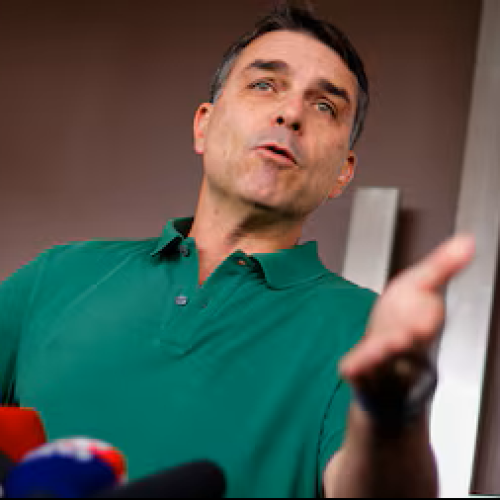 A “granada política” dos bolsonaros: extremismo e entreguismo ameaçam outra vez a economia brasileira e as necessidades dos mais pobres