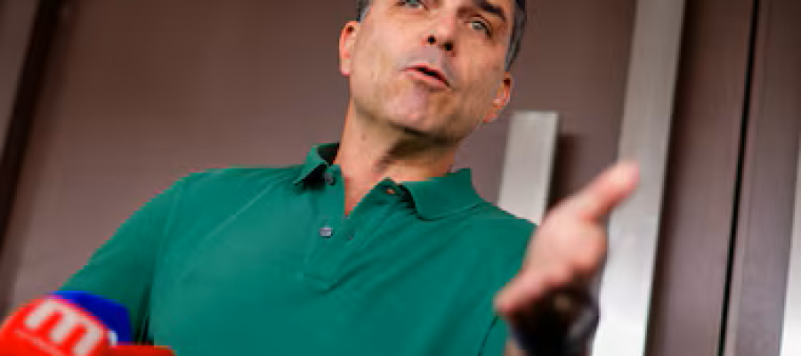 A “granada política” dos bolsonaros: extremismo e entreguismo ameaçam outra vez a economia brasileira e as necessidades dos mais pobres