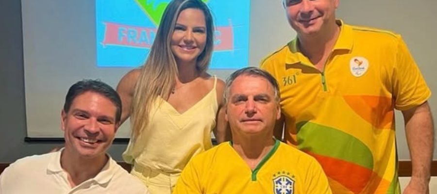 Mulher de capanga do Bolsonaro “mete atestado” no emprego para acompanhar marido foragido nos EUA