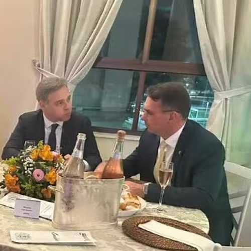 G1: Advogados de Flávio Bolsonaro tentaram quatro vezes tirar investigação sobre “Dark Horse” de Dino e entregá-la a Mendonça