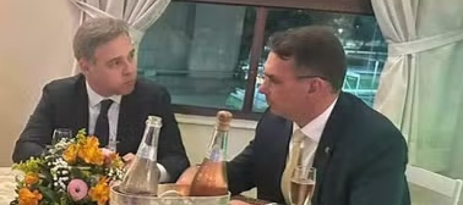 G1: Advogados de Flávio Bolsonaro tentaram quatro vezes tirar investigação sobre “Dark Horse” de Dino e entregá-la a Mendonça