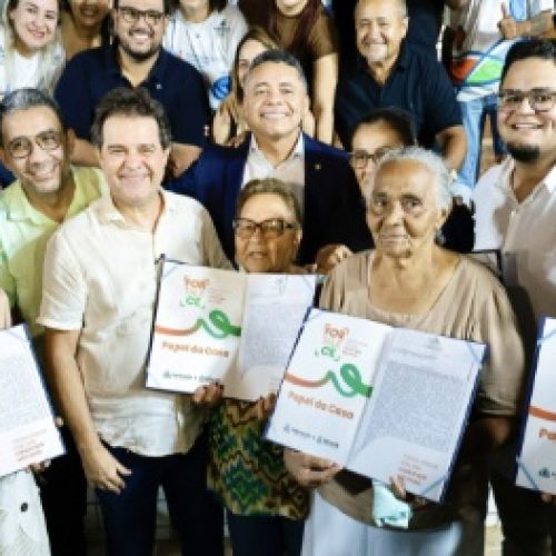 Evandro entrega 53 papéis da casa a famílias da Granja Portugal e projeta mais 15 mil documentos até 31 de julho