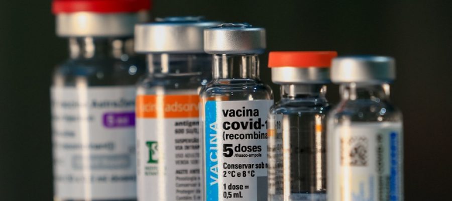 Ceará recebe mais de 80 mil doses de vacina contra a covid-19; doença matou 700 mil brasileiros na era Bolsonaro e está sendo controlada por Lula