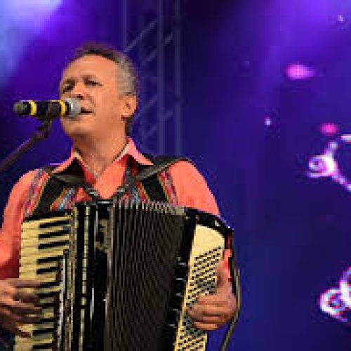 Marimbanda faz show em Fortaleza e recebe Adelson Viana