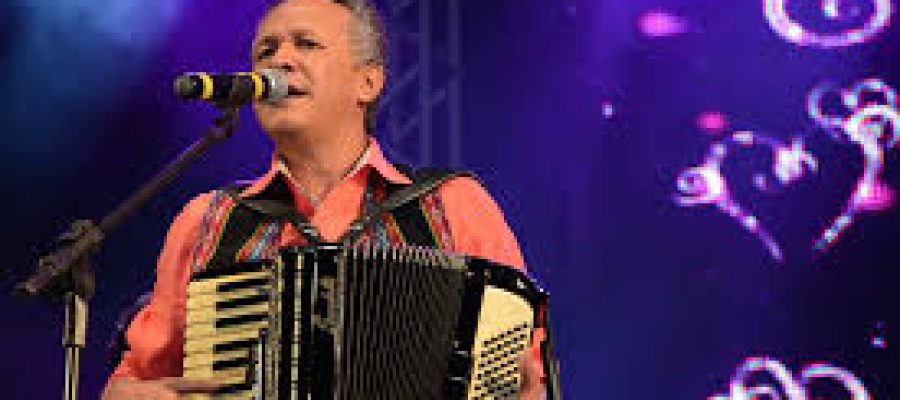 Marimbanda faz show em Fortaleza e recebe Adelson Viana