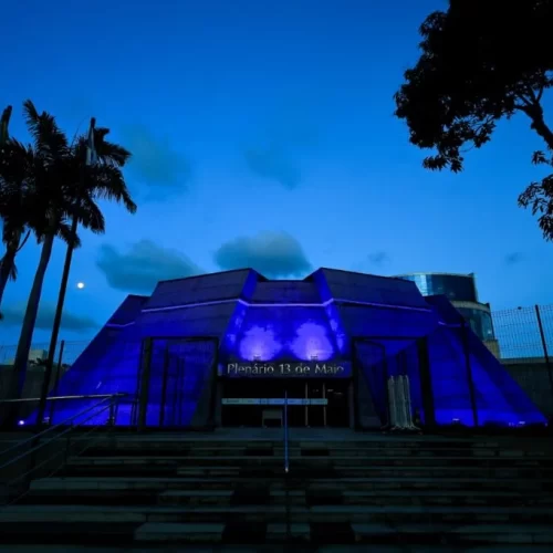 Alece tem iluminação azul em alusão ao respeito e à inclusão social de pessoas com Transtorno da Espectro Autista