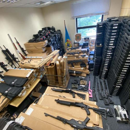 Fascismo e crime em festa: ações pró-armas determinadas por Trump devem favorecer facções criminosas no Brasil