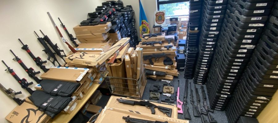 Fascismo e crime em festa: ações pró-armas determinadas por Trump devem favorecer facções criminosas no Brasil