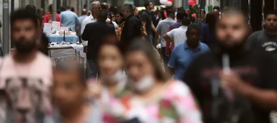 A Coluna do Roberto Maciel: A miséria perde volume e a pauta de 2026 ganha peso