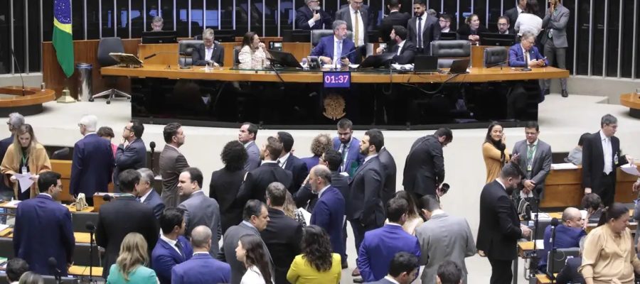 PEC de corte de gastos é aprovada em dois turnos pela Câmara dos Deputados