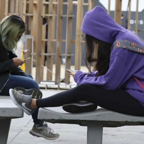 Telefone celular na sala é desafio para o dia-a-dia de professores