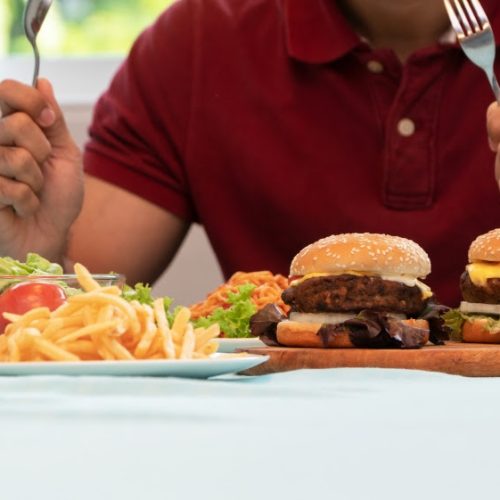 Desafios de comida: até onde o estômago suporta e quais os riscos?