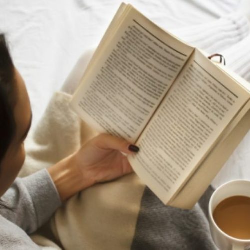 Artigo: “Precisamos trocar o prazer das telas de celular pelo prazer da leitura”