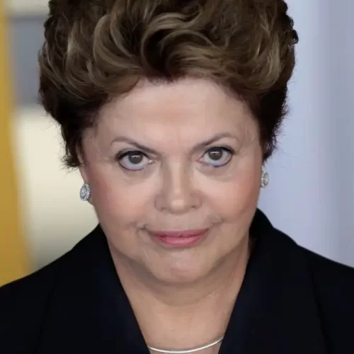 A Coluna do Roberto Maciel (terça-feira, 22 de abril): “O mundo capota: Dilma será testemunha disso”