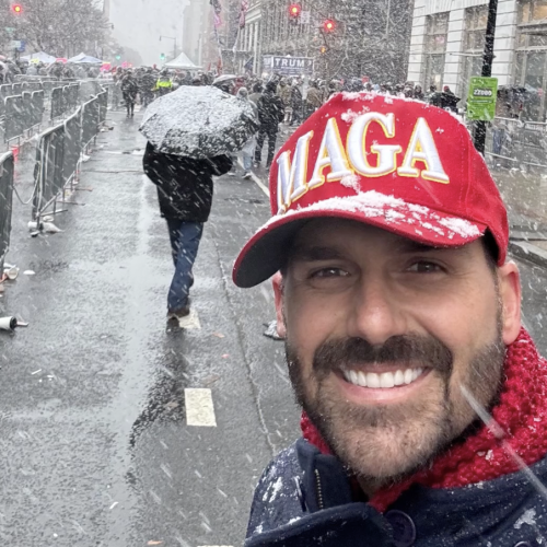 Às vezes a Terra não capota: Eduardo Bolsonaro continua sendo um idiota