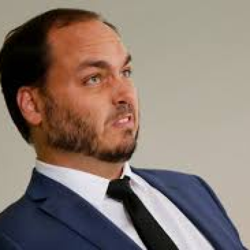 Carlos Bolsonaro homenageou policial preso por envolvimento em crime de extorsão