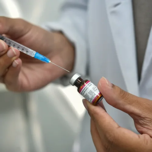 Ministério da Saúde reforça vacinação de crianças e adolescentes contra sarampo, pneumonias e outras doenças