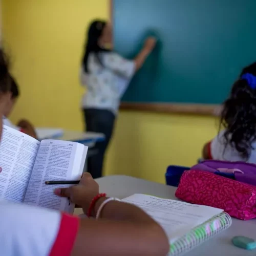 A Coluna do Roberto Maciel (sábado, 8.8): Educação se supera e volta a se expor como fundamento da Democracia