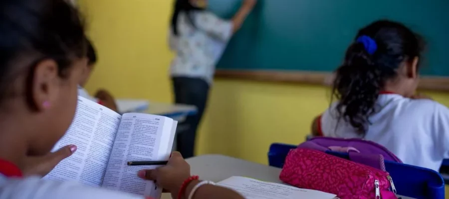A Coluna do Roberto Maciel (sábado, 8.8): Educação se supera e volta a se expor como fundamento da Democracia