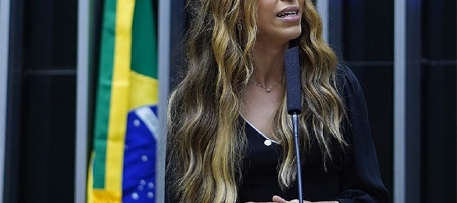 Supremo arquiva queixa-crime com a qual Michelle Bolsonaro tentava perseguir e intimidar Érika Hilton