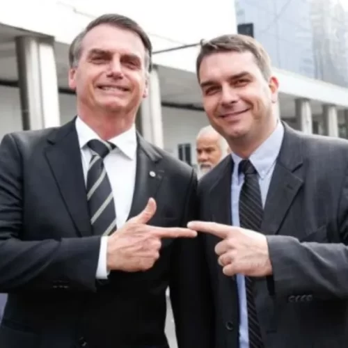 Um nome em estado de putrefação – Imprensa aliada reconhece que “Bolsonaro” tem péssimo odor (ou “Flávio Bolsonaro perde sobrenome nas manchetes: a maquiagem para suavizar o ‘Zero Um’)