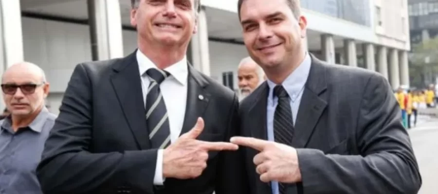 Um nome em estado de putrefação – Imprensa aliada reconhece que “Bolsonaro” tem péssimo odor (ou “Flávio Bolsonaro perde sobrenome nas manchetes: a maquiagem para suavizar o ‘Zero Um’)