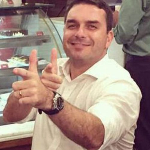 Site diz que Bolsonaro escolheu o filho Flávio como candidato à Presidência; senador tem rachadinha e farra de imóveis no currículo