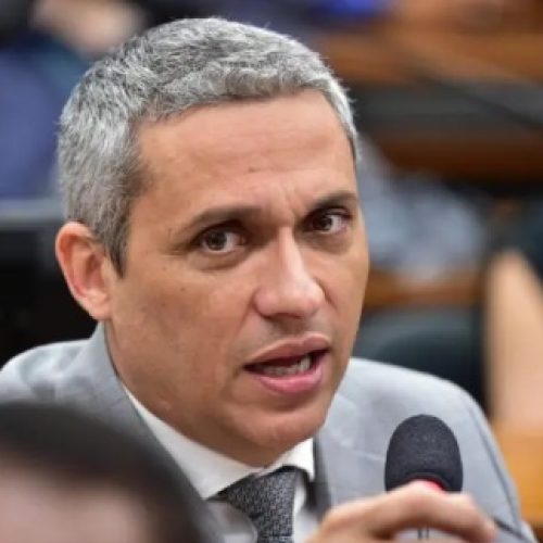 Bolsonarismo unido a favor da pedofilia: influenciadores e deputados da extrema-direita tentam boicotar projeto contra adultização