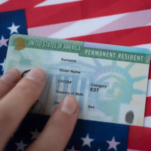 Trump suspende processos de Green Card de oito empresas; entenda os impactos para brasileiros