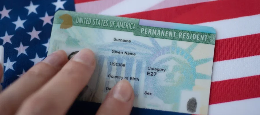 Trump suspende processos de Green Card de oito empresas; entenda os impactos para brasileiros