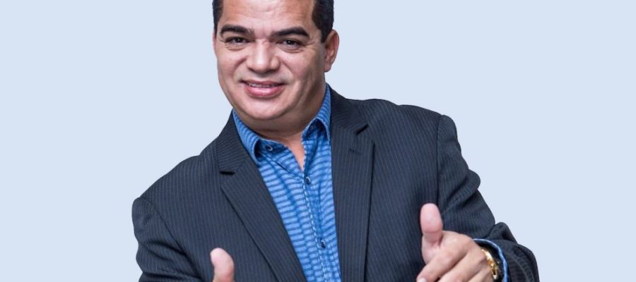 Hiran Delmar faz show gratuito para comemorar 12 anos de shopping center em Sobral