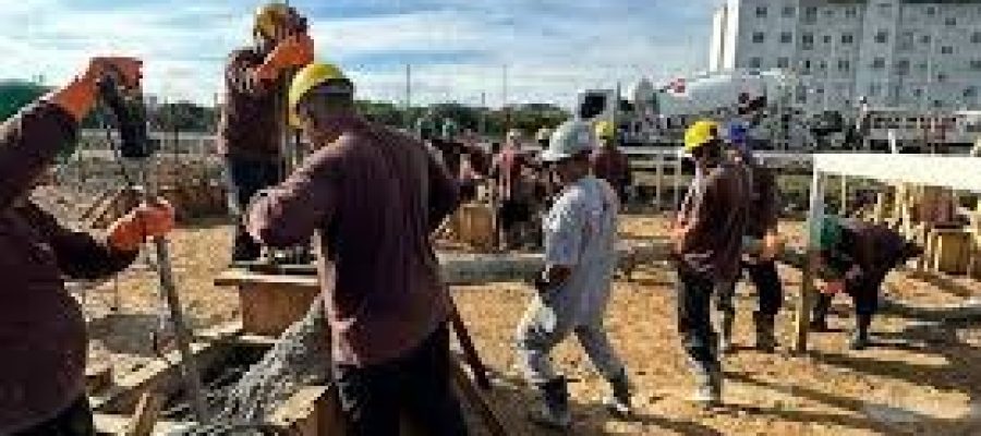 Parecer da 6×1 é adiado em meio à pressão para transição de 10 anos